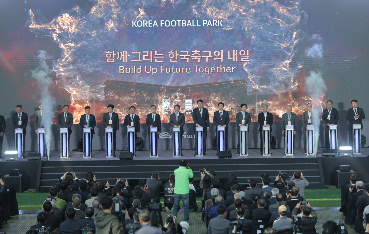 천안 코리아풋볼파크 공식 개관식 (천안=연합뉴스) 류영석 기자 = 7일 충남 천안 코리아풋볼파크에서 열린 공식 개관식에서 정몽규 대한축구협회장, 유승민 대한체육회장을 비롯한 참석자들이 개관 세리머니를 하고 있다. 2026.4.7