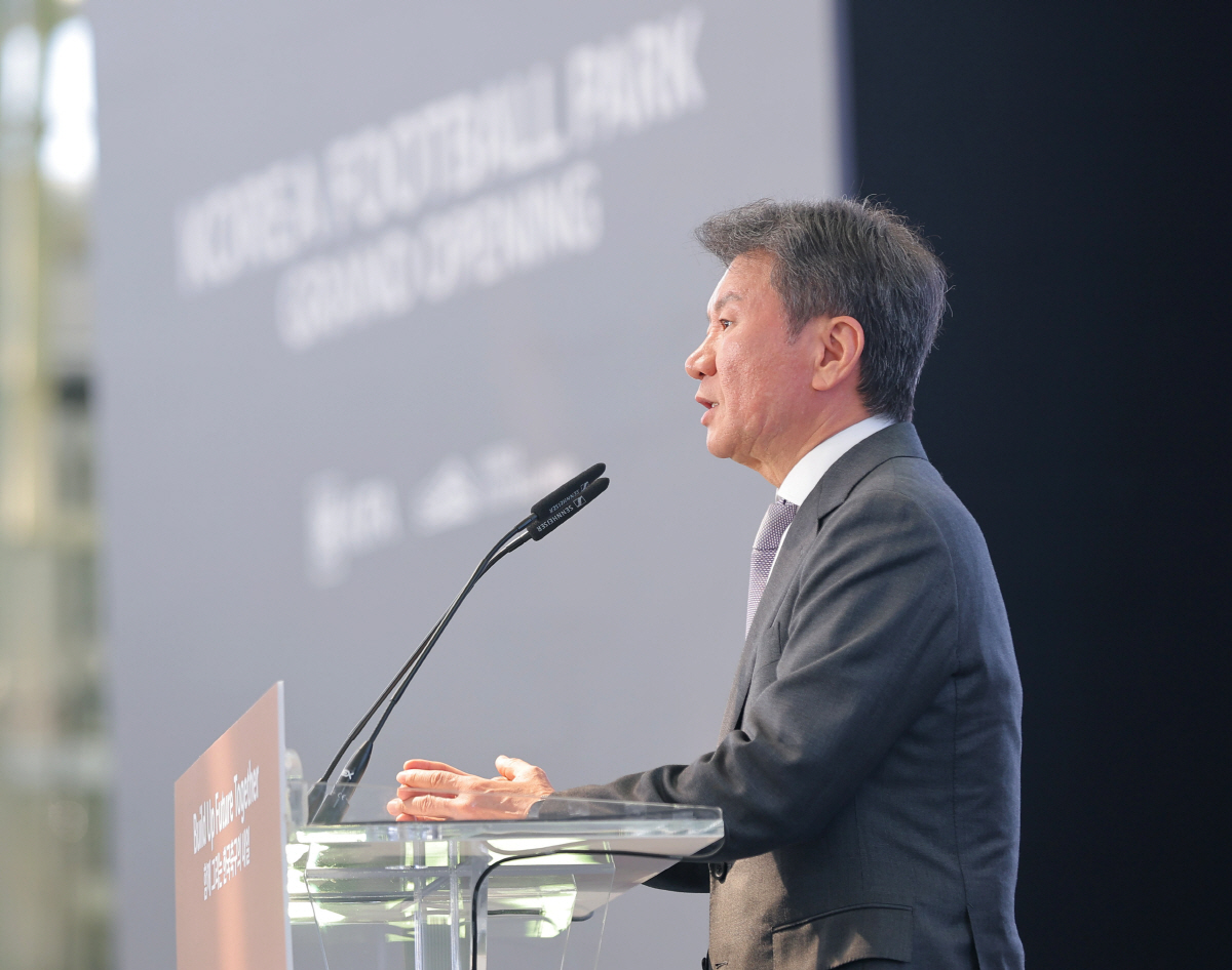 기념사하는 정몽규 대한축구협회장 (천안=연합뉴스) 류영석 기자 = 정몽규 대한축구협회장이 7일 충남 천안 코리아풋볼파크에서 열린 공식 개관식에서 기념사를 하고 있다. 2026.4.7