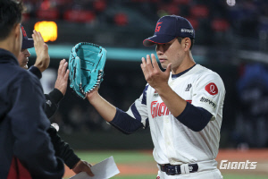 강릉의 야구천재. 부산의 '에이스'가 되었다 → 롯데 김진욱 