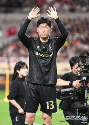 韓 축구 기적의 오열, '무릎 박살' 박지성 다시 뛸 수 있다...팬 가족 위해 중대 결정, 에브라 환호 '스페인서 치료'