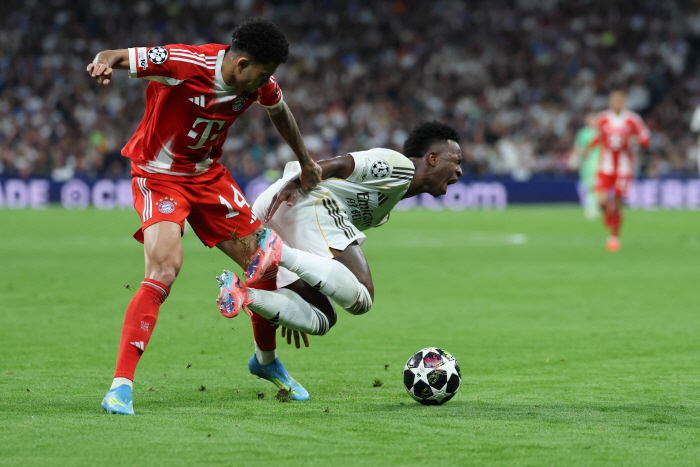 "짜증나고 끔찍했다" 레알 마드리드 선배의 비니시우스 '할리우드 액션'에 분노..뮌헨 콤파니 감독은 정반대 의견