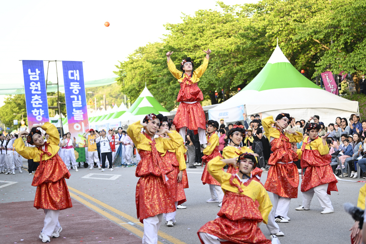 ◇지난 95회 춘향제에서 진행된 대동길놀이 모습. 올해는 대동 길놀이를 경연대회로 꾸며 춘향 카니발로 운영한다. 사진제공:남원시