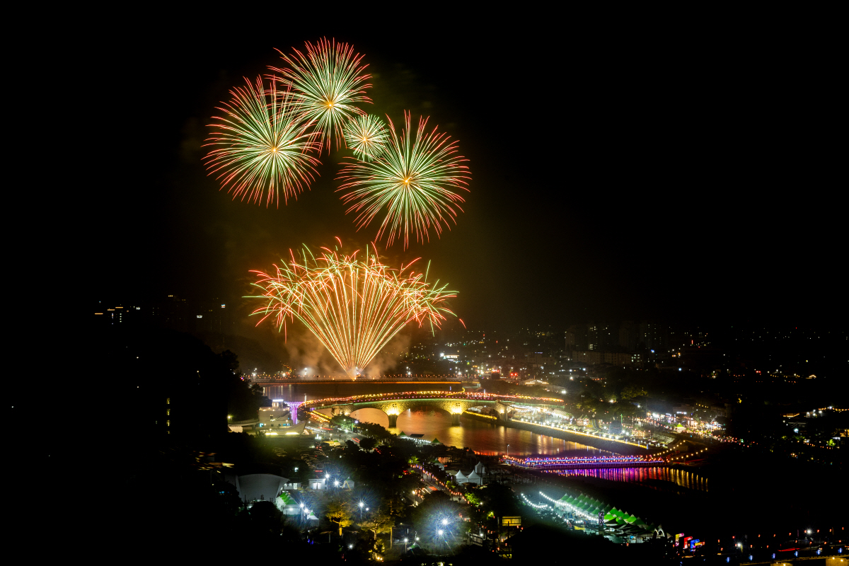 ◇춘향제가 열리는 기간 남원은 한마디로 온 동네가 축제다. 저녁에 되면 불꽃놀이를 비롯해 곳곳에 청사초롱이 반짝이며 새로운 느낌을 전달한다. 사진제공=남원시
