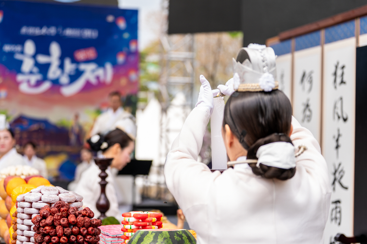 ◇춘향제는 단순히 즐기기 위한 축제를 넘어 오랜 전통을 보존하고, 이를 문화유산으로 많은 이들이 함께 즐길 수 있다는 점에서 의미를 더한다. 사진은 춘향제향 모습. 사진제공=남원시