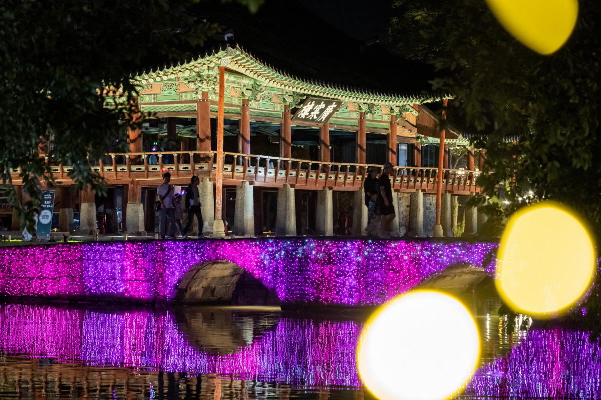 ◇남원의 광한루원은 낮보다 밤이 더욱 아름다운 곳이다. 시각적인 요소가 춘향과 몽룡의 사랑이야기에 몰입감을 더한다. 사진제공=지엔씨21