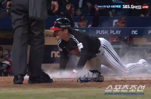 이럴수가! 36세 최고령 그라운드 홈런은 어떻게 만들어졌나. 중견수가 만세 불렀는데 백업이 없었다[SC포커스]