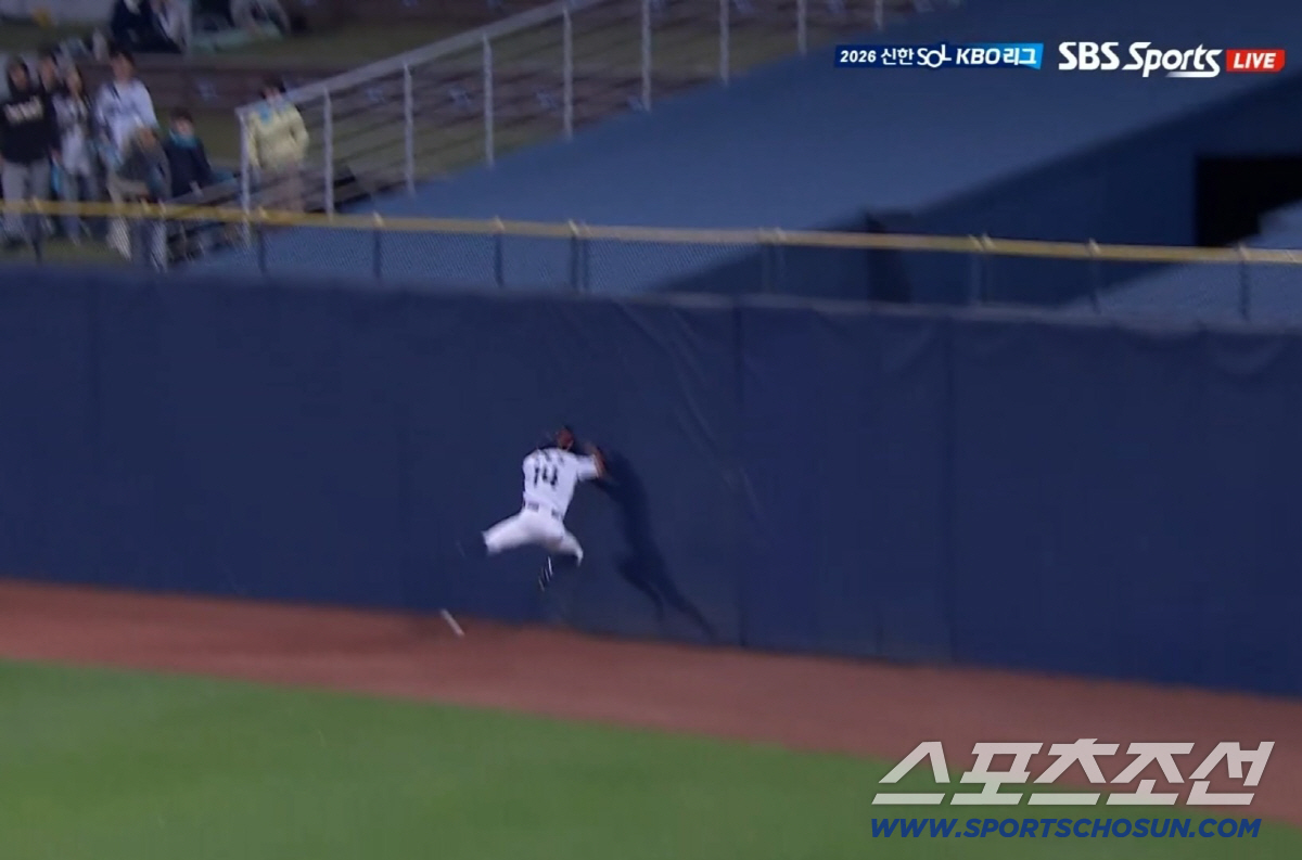 LG 트윈스 오지환이 8일 창원 NC 다이노스전서 8회초 역전 2타점 그라운드 홈런을 기록했다. 오지환의 타구를 NC 중견수 최정원이 잡으려 점프했지만 잡지 못하는 장면 SBS스포츠 중계화면 캡쳐