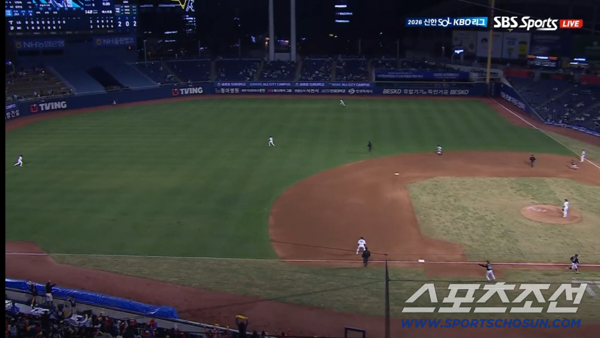 LG 트윈스 오지환이 8일 창원 NC 다이노스전서 8회초 역전 2타점 그라운드 홈런을 기록했다. 오지환의 타구를 NC 중견수 최정원이 잡지 못했을 때 좌익수와 우익수가 커버를 오지 않은 것이 보인다. SBS스포츠 중계화면 캡쳐