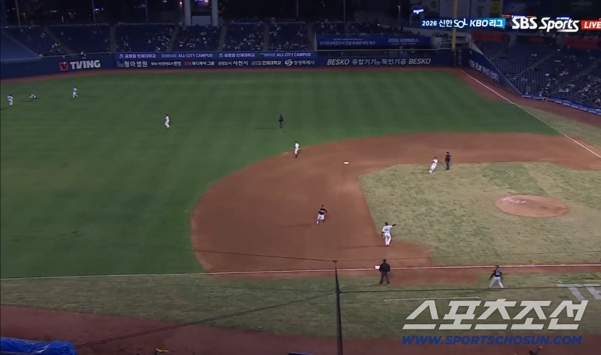 LG 트윈스 오지환이 8일 창원 NC 다이노스전서 8회초 역전 2타점 그라운드 홈런을 기록했다. NC 중견수 최정원이 펜스를 맞고 나온 타구를 달려나와 잡았을 때 오지환은 이미 3루에 다다르고 있었다. SBS스포츠 중계화면 캡쳐