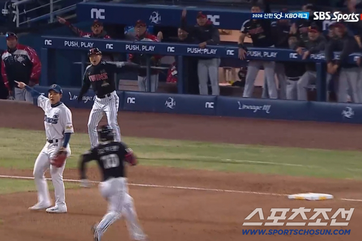 LG 트윈스 오지환이 8일 창원 NC 다이노스전서 8회초 역전 2타점 그라운드 홈런을 기록했다. 오지환이 3루에 올 때 정수성 3루코치가 팔을 돌려 홈으로 뛸 것을 지시하고 있고 NC 3루수 김휘집은 홈으로 송구할 것을 가리키고 있다. SBS스포츠 중계화면 캡쳐