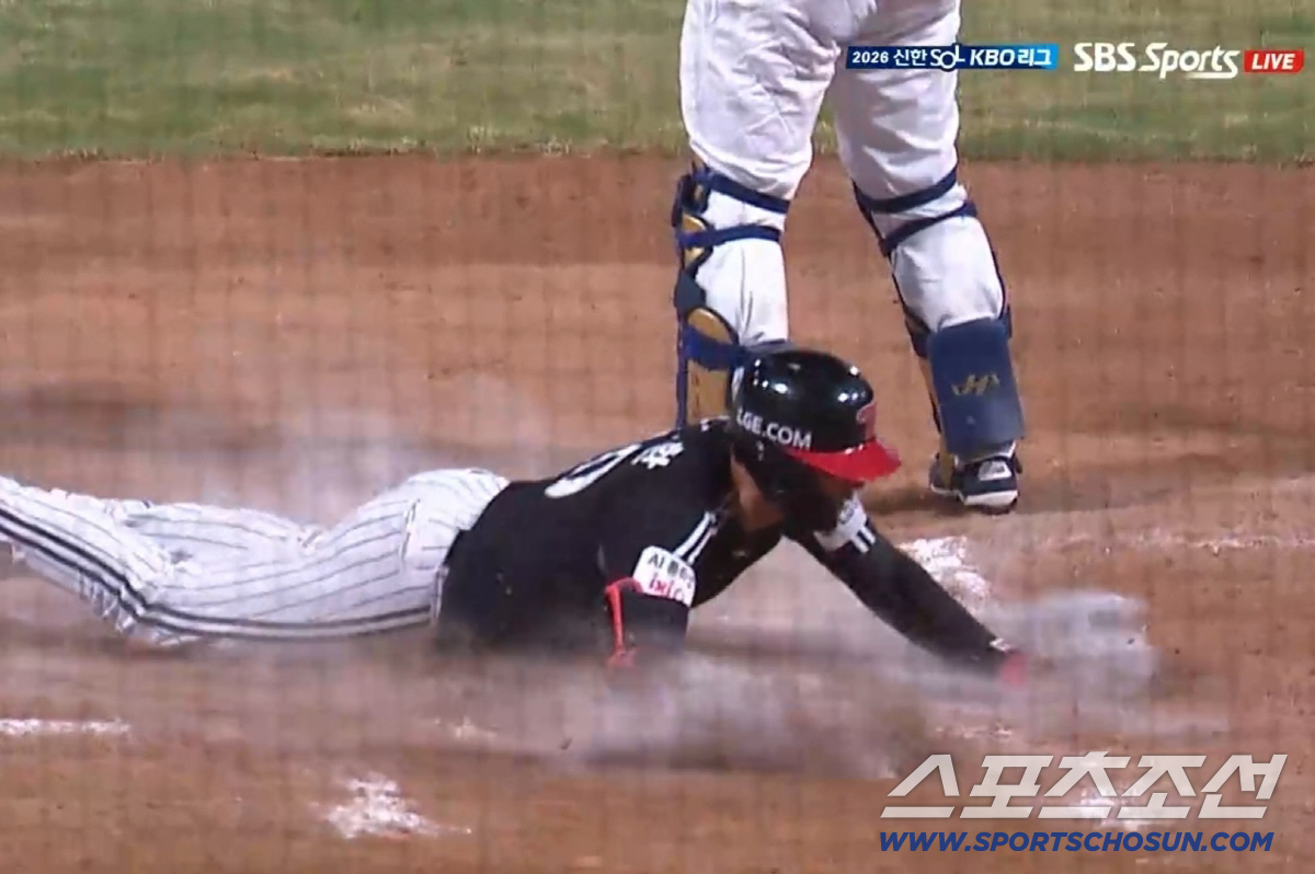 LG 트윈스 오지환이 8일 창원 NC 다이노스전서 8회초 역전 2타점 그라운드 홈런을 기록했다. 오지환이 홈으로 들어올 때 NC 포수 김형준이 서서 오지 않는 공을 기다리고 있다. SBS스포츠 중계화면 캡쳐