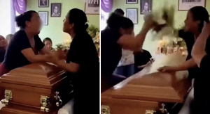 장례식 두 여성 