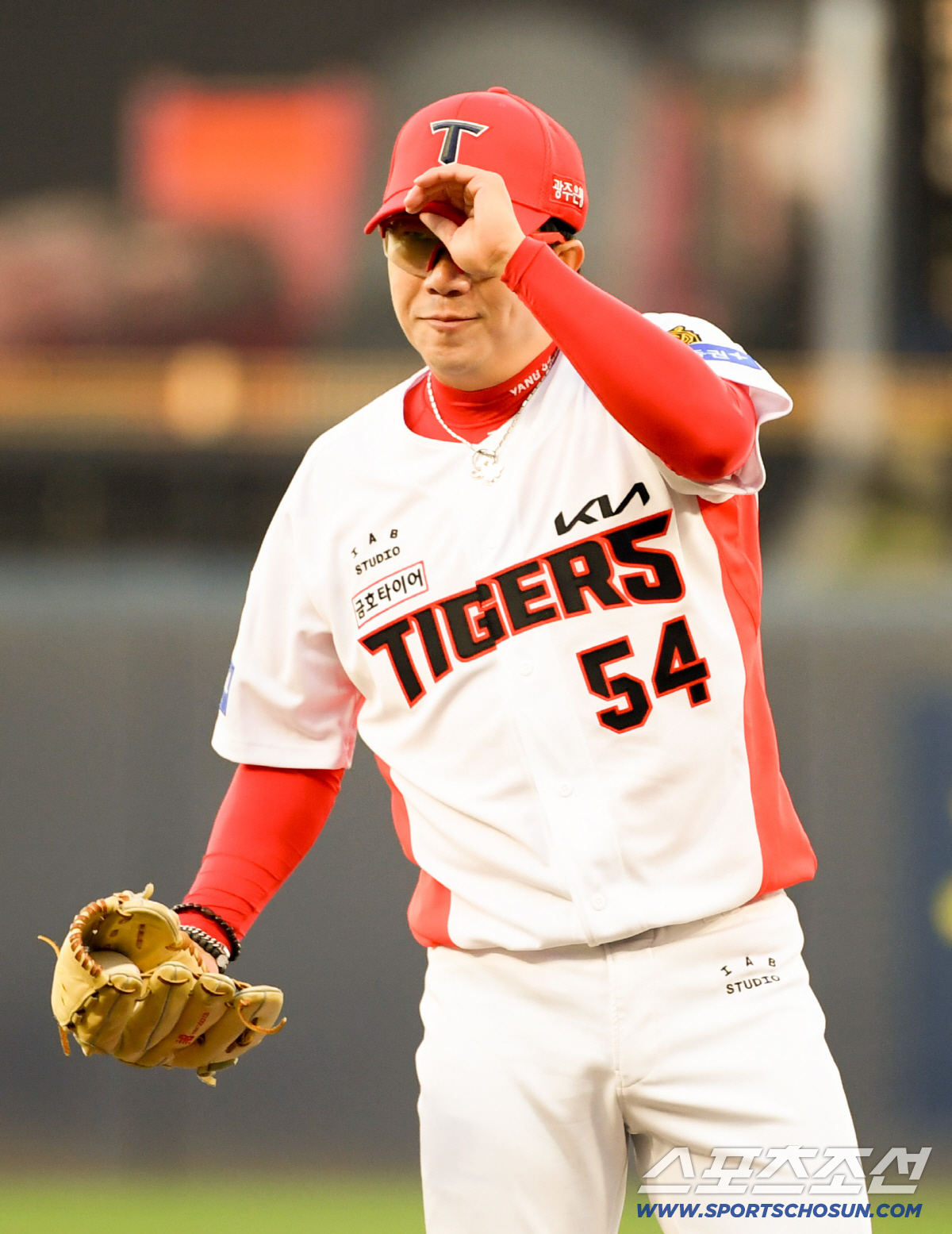 삼성 최형우와 첫 맞대결을 앞두고 KIA 선발 양현종은 모자에 손을 올리며 가볍게 인사를 건넸다.