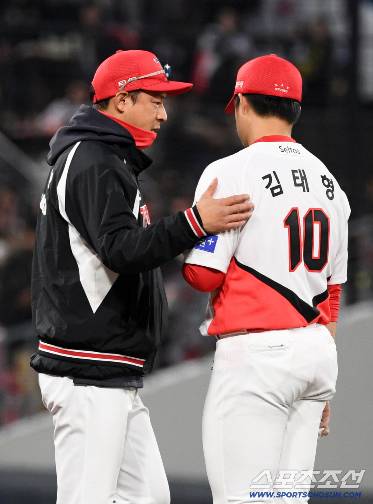 1회와 2회 모두 2사 이후 선발 김태형이 흔들리자 이동걸 코치는 마운드를 찾아 힘을 실어줬다.