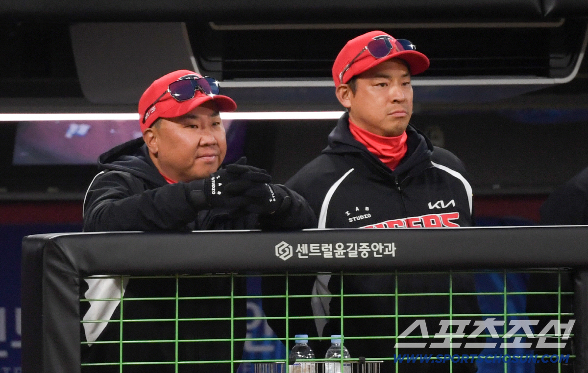선발 김태형의 피칭을 지켜보던 이범호 감독과 이동걸 코치 표정은 점점 어두워졌다.