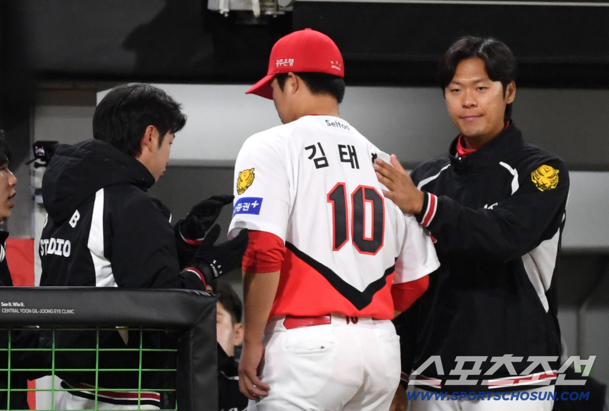 프로 데뷔 첫 승까지 아웃카운트 4개를 남겨 놓고 결국 김태형은 마운드에서 내려와야 했다.