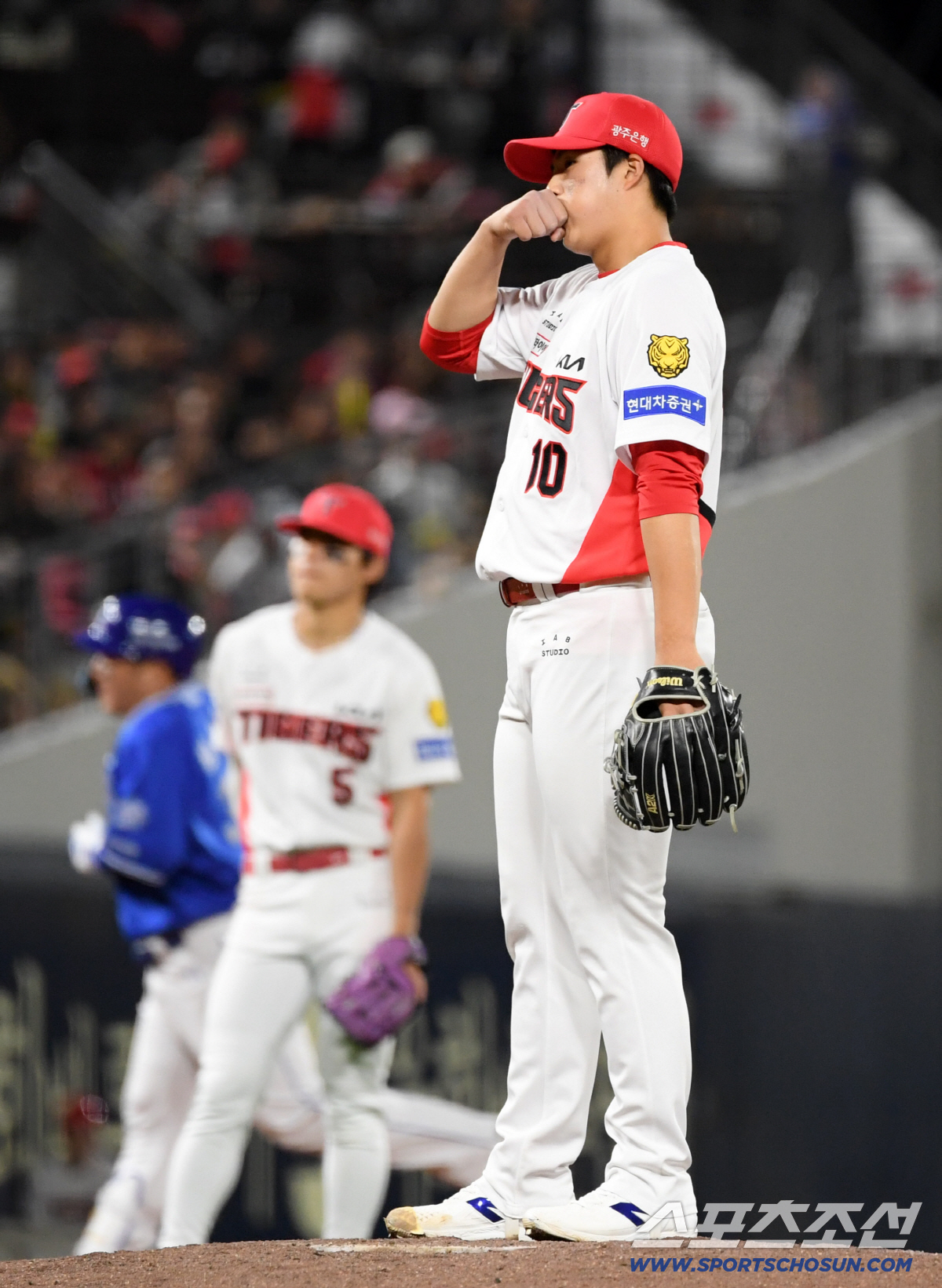 KIA 선발 김태형은 마지막 타자였던 삼성 최형우와 승부에서 투런포를 허용하고 말았다.