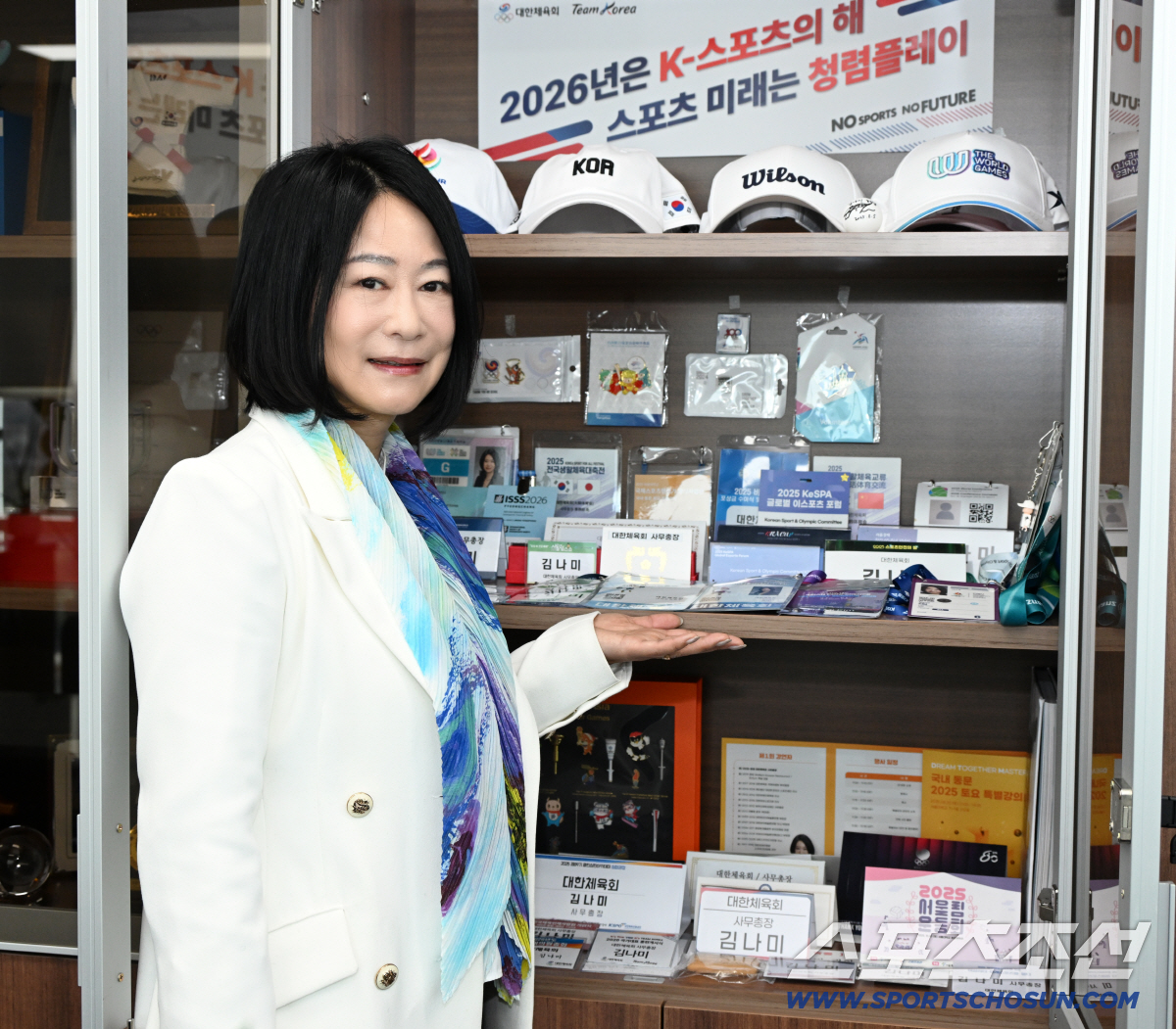 김나미 대한체육회 사무총장이 지난 1년간 현장의 발자취가 담긴 명패 앞에서 포즈를 취했다. 사진제공=대한체육회