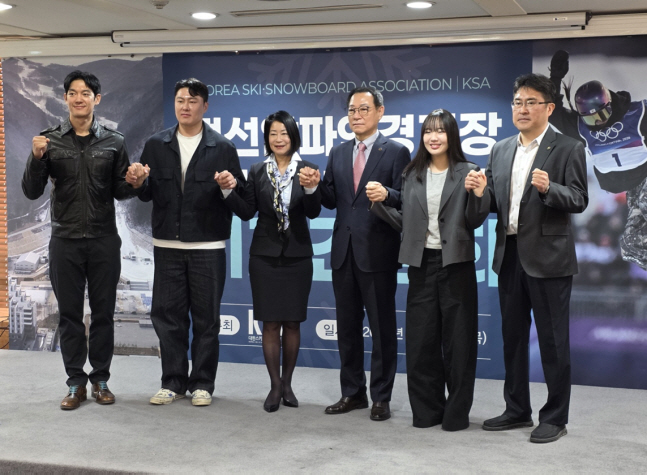 "정선 알파인스키센터를 지켜주세요." 지난 달 26일 기자간담회에서 박재민 대한스키스노보드협회 심판위원장, 밀라노-코르티나 동계올림픽 스노보드 평행대회전 은메달리스트 김상겸, 김나미 대한체육회사무총장, 최홍훈 대한스키스노보드협회장, 밀라노-코르티나 동계올림픽 스노보드 빅에어 동메달리스트 유승은, 류제훈 대한스키스노보드협회 국제국장(왼쪽부터) 정선 알파인스키센터 존치를 간곡히 요청하며 기념사진을 찍고 있다. . 사진제공=대한스키스노보드협회