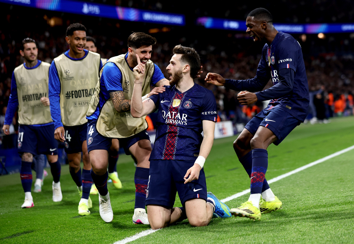 epaselect epa12876173 Khvicha Kvaratskhelia (C) of PSG celebrates with teammates after scoring his team's second goal during the UEFA Champions League quarter-finals, 1st leg match between Paris Saint-Germain FC and Liverpool FC in Paris, France, 08 April 2026. EPA/TERESA SUAREZ