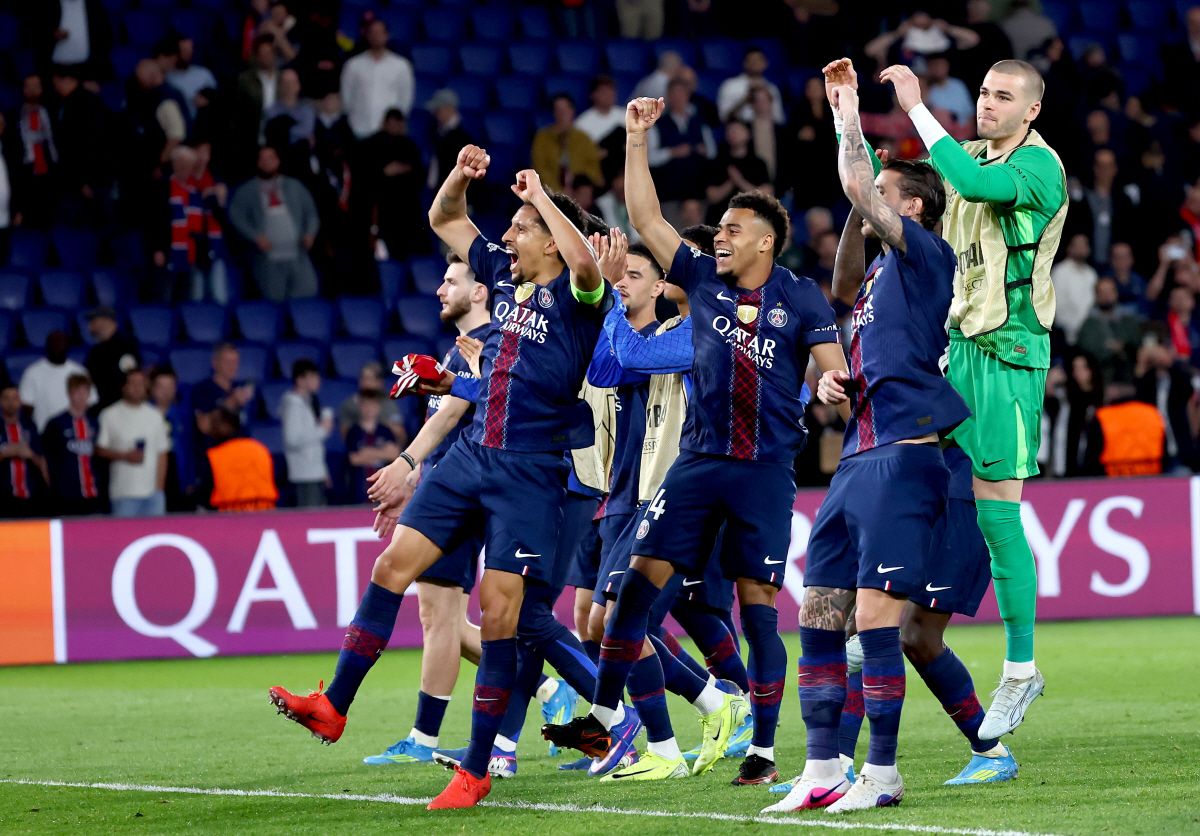 epa12876261 PSG players celebrate towards their fans after the UEFA Champions League quarter-finals, 1st leg match between Paris Saint-Germain FC and Liverpool FC in Paris, France, 08 April 2026. PSG won 2-0. EPA/CHRISTOPHE PETIT TESSON