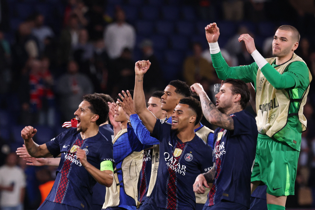 PSG's players celebrate after winning the UEFA Champions League quarter-final first leg football match between Paris Saint-Germain (PSG) and Liverpool FC at the Parc des Princes stadium in Paris on April 8, 2026. (Photo by FRANCK FIFE / AFP)
