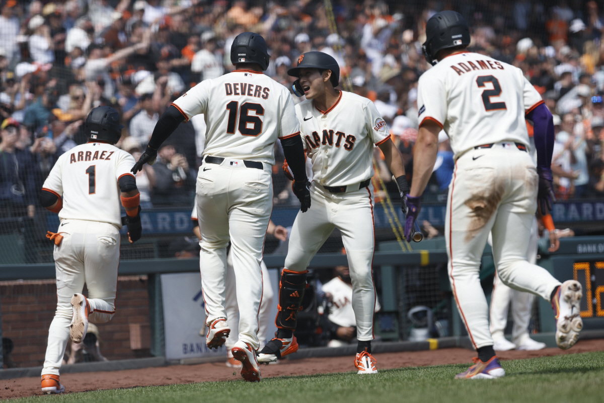 epa12876375 San Francisco Giants Rafael Devers (2-L) is greeted by San Francisco Giants Jung Hoo Lee (2-R) after hitting a three run home run off Philadelphia Phillies pitcher Aaron Nola during the sixth inning of the MLB game between the Philadelphia Phillies and the San Francisco Giants in San Francisco, California, USA, 08 April 2026. EPA/JOHN G. MABANGLO