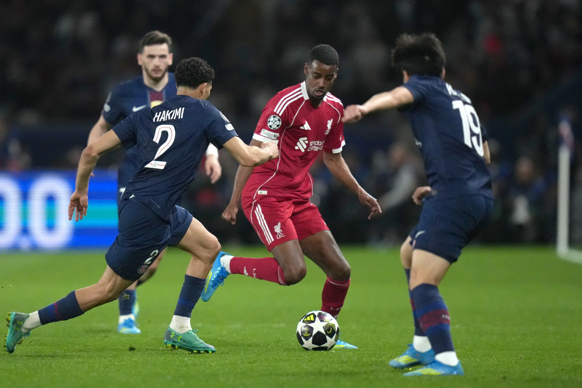 Liverpool's Alexander Isak, center, challenges for the ball with PSG's Achraf Hakimi, left, and PSG's Lee Kang-in during the Champions League quarterfinal first leg soccer match between Paris Saint-Germain and Liverpool in Paris, Wednesday, April 8, 2026. (AP Photo/Thibault Camus)