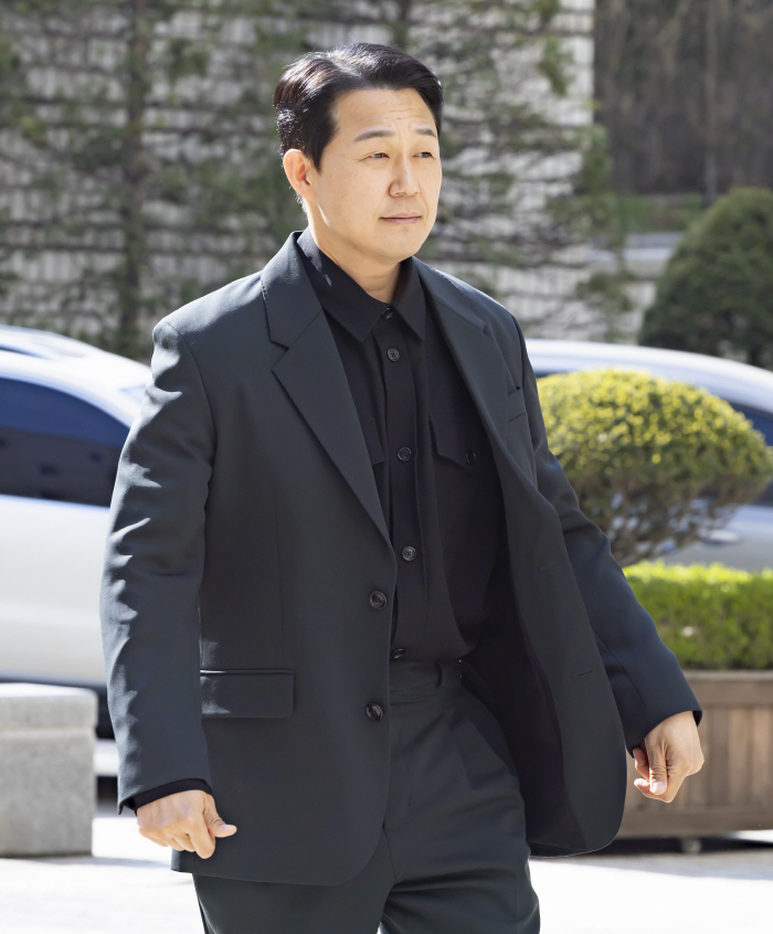 박성웅, ‘임성근 위증’ 증인 법정 출석 “‘우리 사단장’ 이라며 포옹”