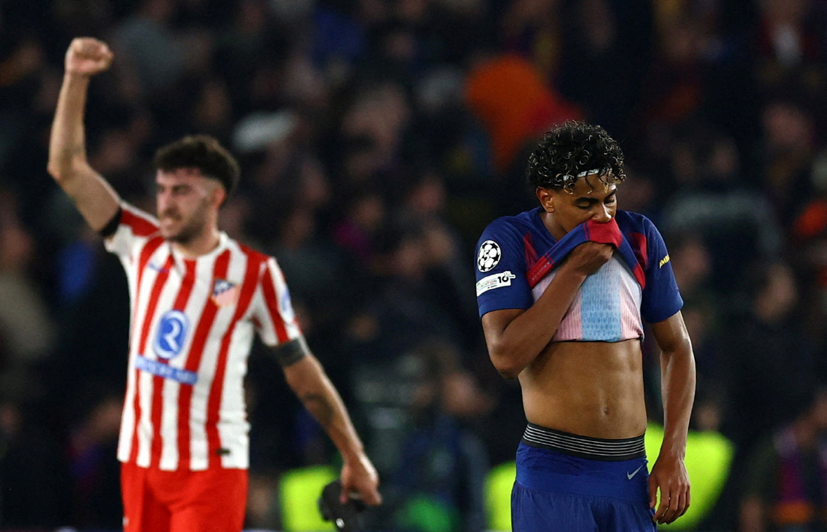 Soccer Football - UEFA Champions League - Quarter Final - First Leg - FC Barcelona v Atletico Madrid - Spotify Camp Nou, Barcelona, Spain - April 8, 2026 FC Barcelona's Lamine Yamal looks dejected as Atletico Madrid's Matteo Ruggeri celebrates after the match REUTERS/Albert Gea TPX IMAGES OF THE DAY