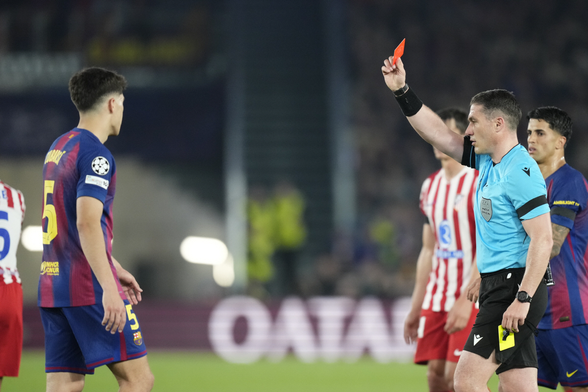 epa12876105 Referee Istvan Kovacs (R) showes a red card to Barcelona's Pau Cubarsi (L) during the UEFA Champions League quarter-final first leg soccer match between FC Barcelona and Atletico Madrid, in Barcelona, Spain, 08 April 2026. EPA/Enric Fontcuberta