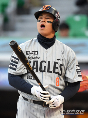 307억 계약하고 타율 0.182, 0홈런, 삼진 1등...노시환, 왕관의 무게를 견뎌야 프로다