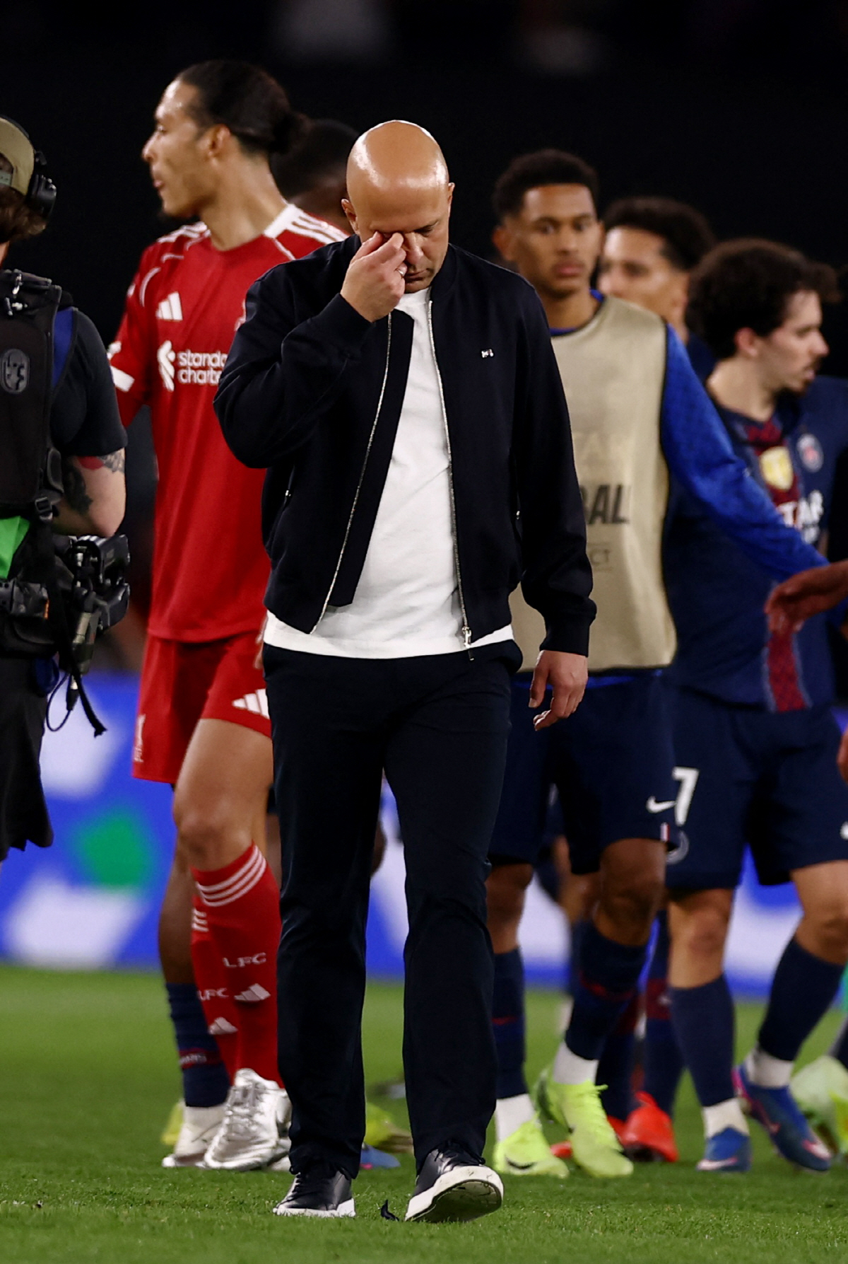 Soccer Football - UEFA Champions League - Quarter Final - First Leg - Paris St Germain v Liverpool - Parc des Princes, Paris, France - April 8, 2026 Liverpool manager Arne Slot looks dejected after the match Action Images via Reuters/Lee Smith