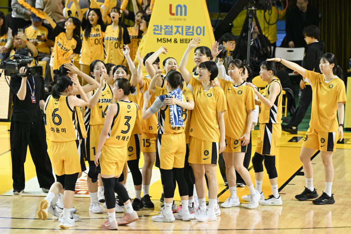 "딱 하루만 즐거워 하겠다", 라이벌에 1차전부터 완승 거둔 KB, 별로 기뻐하지 않은 이유는?