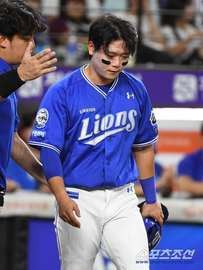 30일 대전 한화생명볼파크에서 열린 삼성-한화전. 7회초 1사 박승규가 정우주의 사구에 맞아 고통스러워하고 있다. 대전=정재근 기자 cjg@sportschosun.com/2025.8.30/