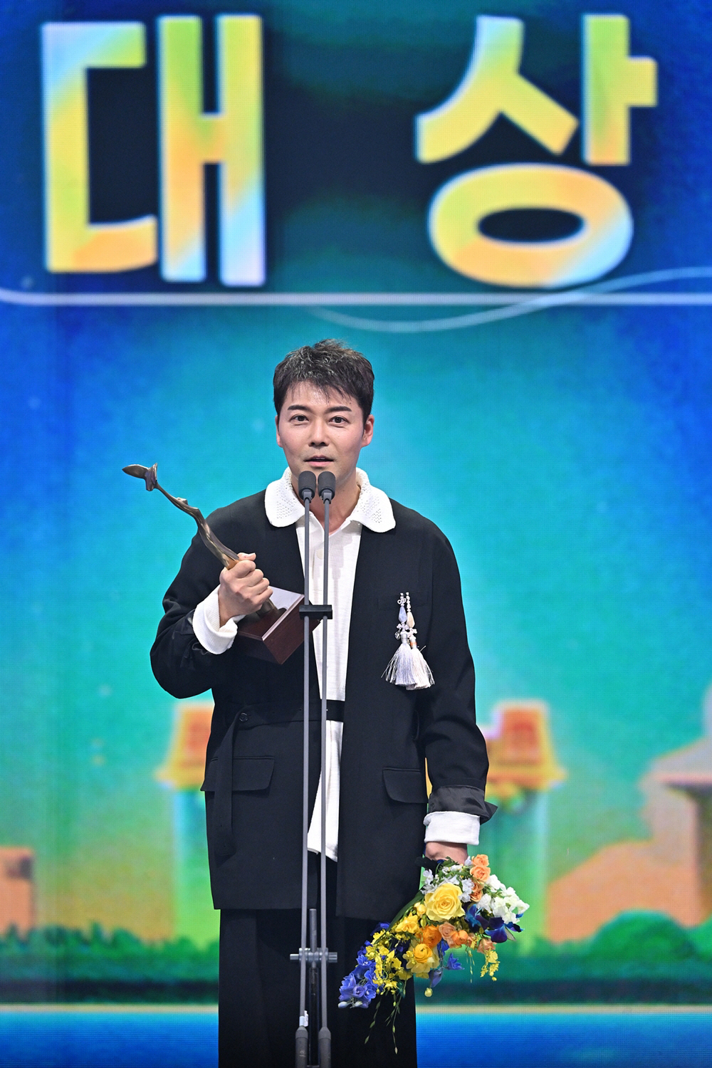 전현무가 '2025 KBS 연예대상' 대상을 받고 소감 중이다. 사진 제공=KBS