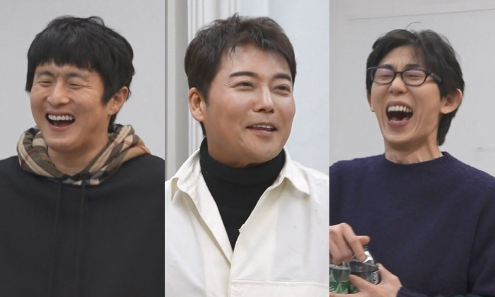 올 초 기안84, 전현무, 코드 쿤스트(왼쪽부터) 등 '나 혼자 산다' 팀이 그랜드 바자회를 열고, 수익금 전액을 기부했다. 사진 제공=MBC '나 혼자 산다'