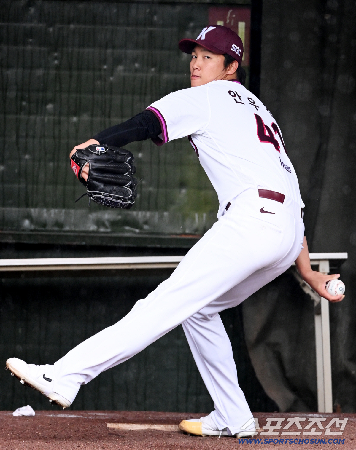 9일 고양히어로즈파크에서 열릴 예정이던 고양과 한화의 퓨쳐스리그 경기가 우천으로 취소됐다. 이날 경기 선발 등판 예정이던 안우진이 불펜피칭을 소화했다. 불펜에서 힘차게 공을 던지는 안우진의 모습. 고양=허상욱 기자 wook@sportschosun.com/2026.04.09/