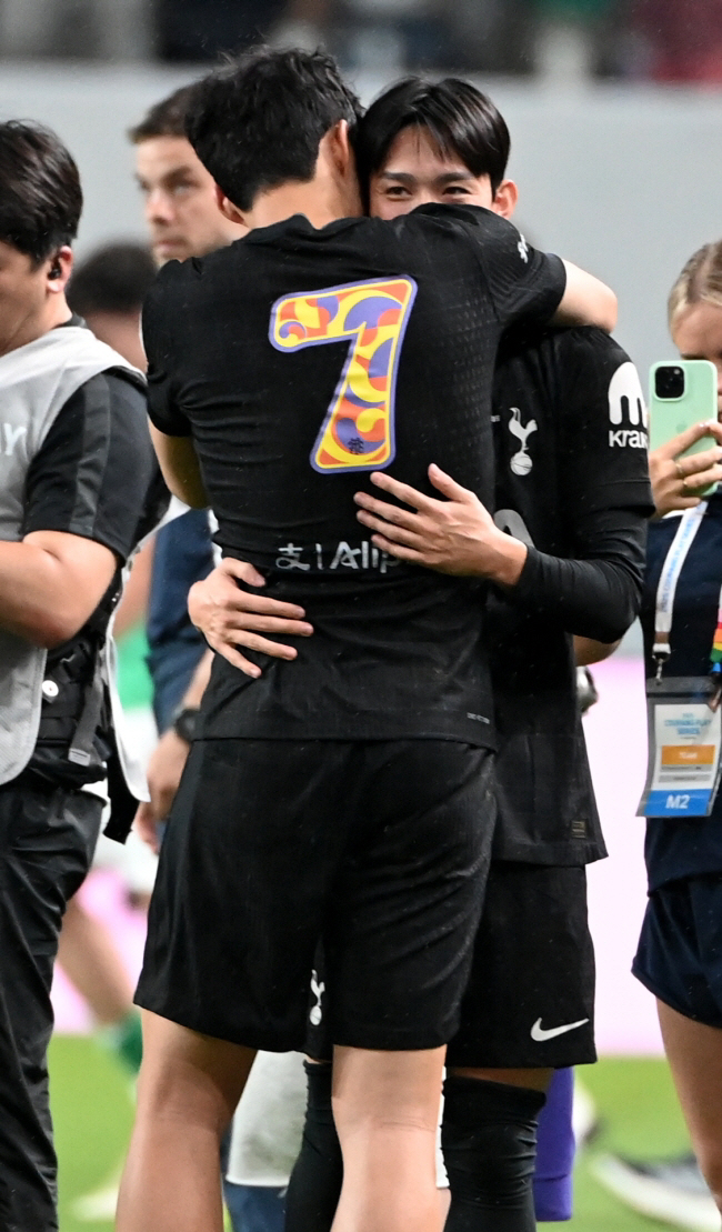3일 서울월드컵경기장에서 열린 토트넘과 뉴캐슬의 경기, 손흥민과 양민혁이 포옹을 하고 있다. 상암=허상욱 기자 wook@sportschosun.com/2025.08.03/