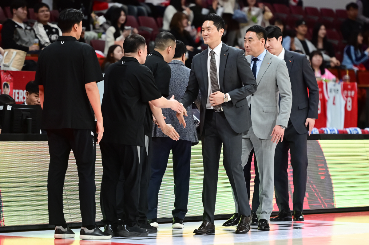 13.5초 자유투 헌납→자유투 에어볼 대응. SK-정관장 고의패배 논란. 양팀 입장 "고의패배 의도 없다" vs 복수 관계자 "누가 봐도 이상한 경기"