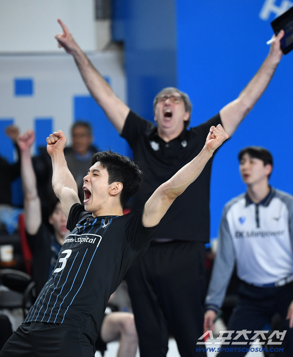 8일 천안 유관순체육관에서 열린 배구 V리그 남자부 챔피언결정전 4차전 현대캐피탈과 대한항공의 경기. 짜릿한 득점에 환호하는 현대캐피탈 황승빈과 블랑 감독. 천안=송정헌 기자 songs@sportschosun.com/2026.04.08/