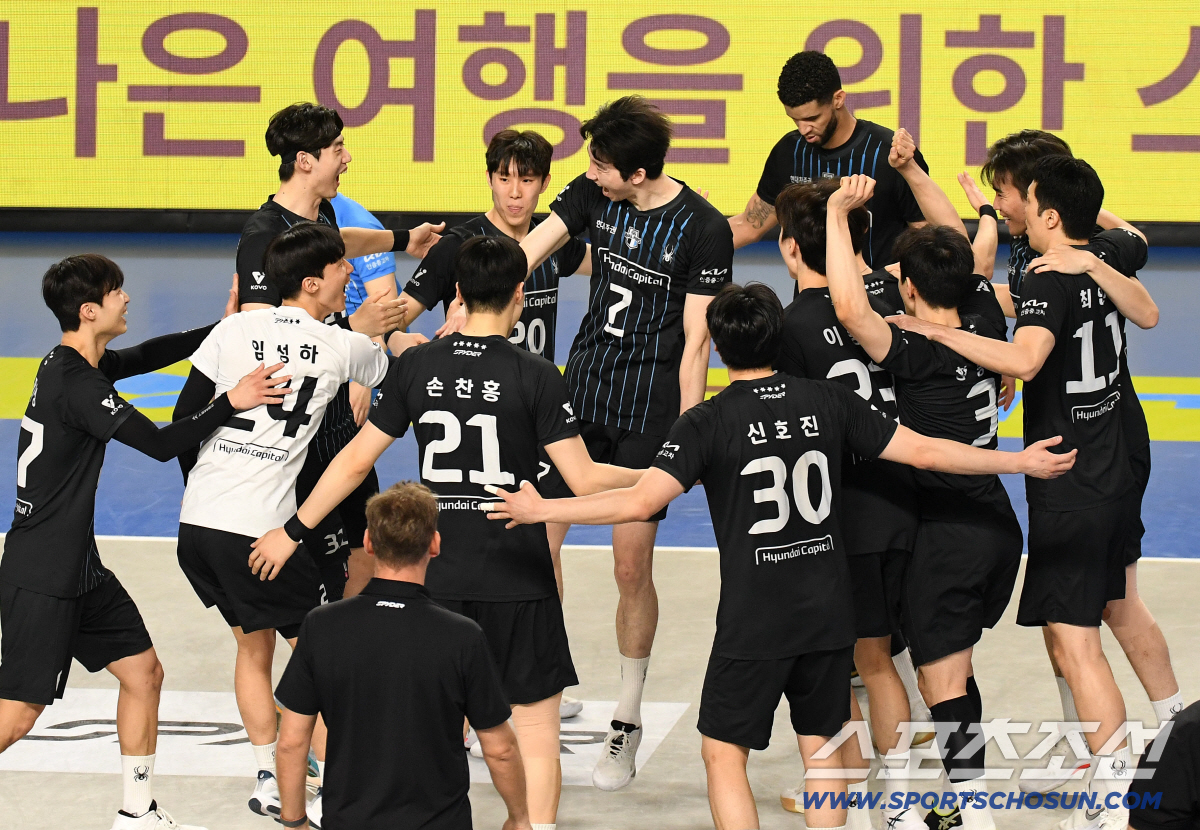 8일 천안 유관순체육관에서 열린 배구 V리그 남자부 챔피언결정전 4차전. 현대캐피탈이 대한항공에 승리했다. 경기 종료 후 승리의 기쁨을 나누고 있는 현대캐피탈 선수들. 천안=송정헌 기자 songs@sportschosun.com/2026.04.08/