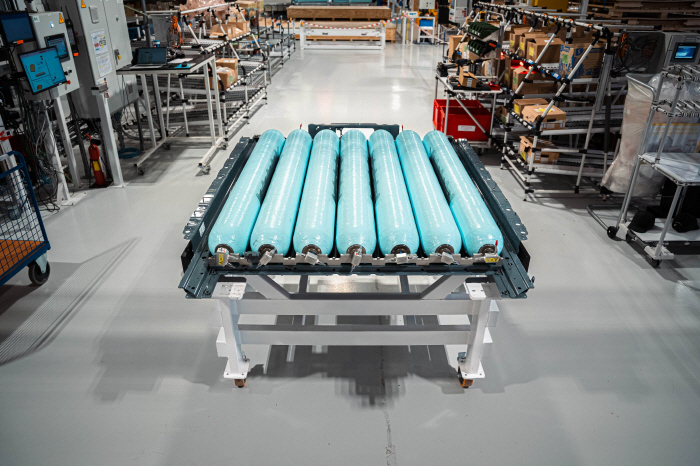 BMW, '평면형 수소탱크' 승부수…iX5 하이드로젠 750km 주행