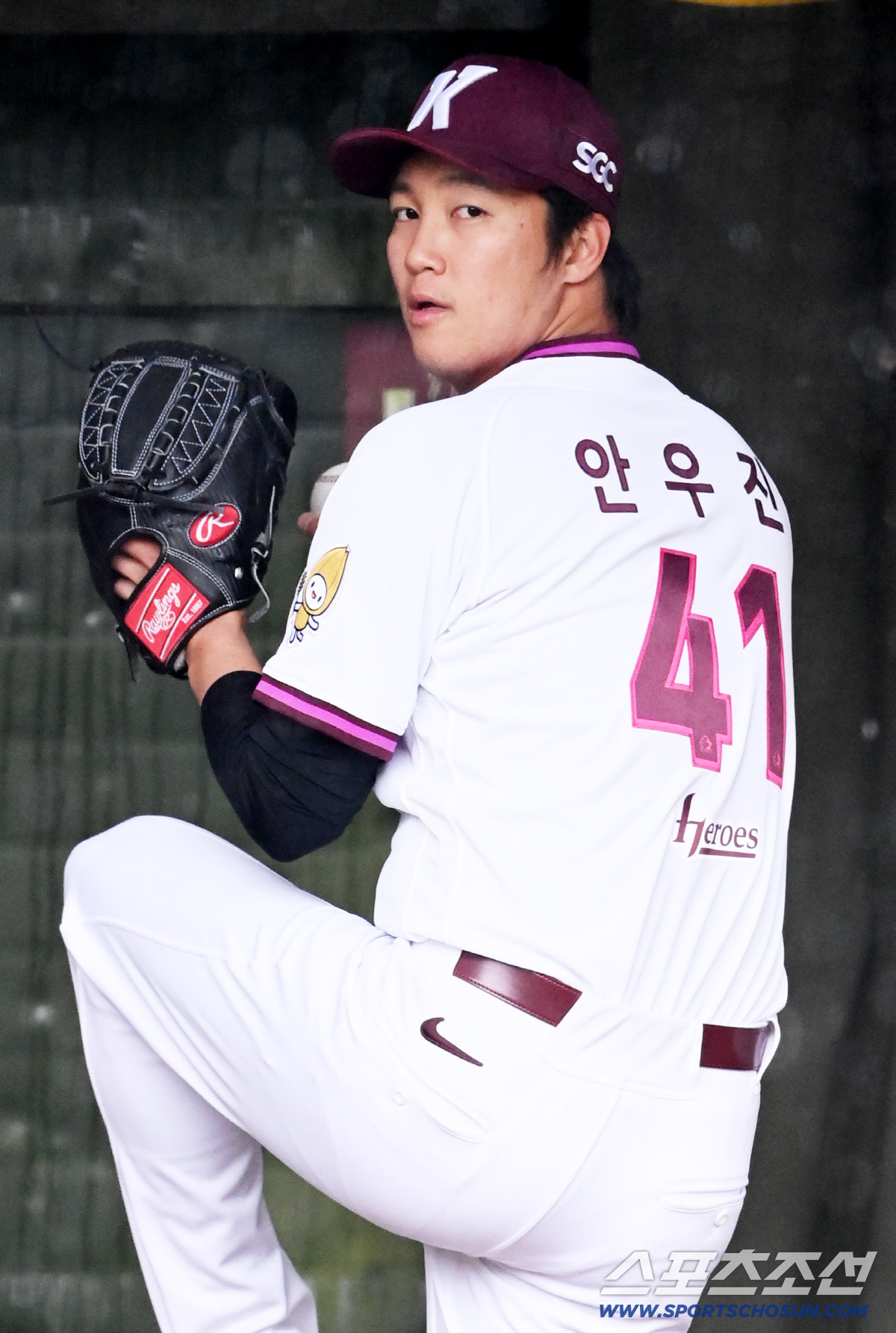 9일 고양히어로즈파크에서 열릴 예정이던 고양과 한화의 퓨쳐스리그 경기가 우천으로 취소됐다. 이날 경기 선발 등판 예정이던 안우진이 불펜피칭을 소화했다. 불펜에서 힘차게 공을 던지는 안우진의 모습. 고양=허상욱 기자 wook@sportschosun.com/2026.04.09/