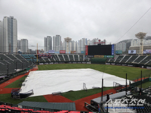 롯데 상승세 렛츠고 해야되는데.. 초대형 비구름 → 휴식도 나쁘지 않다 [부산 현장]