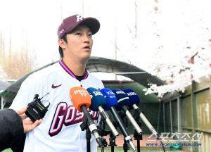 ABS 처음 겪는 안우진…'157㎞ 광속구 에이스'의 필승 비법→ "직접 던져봐야 확실히 알것 같다"