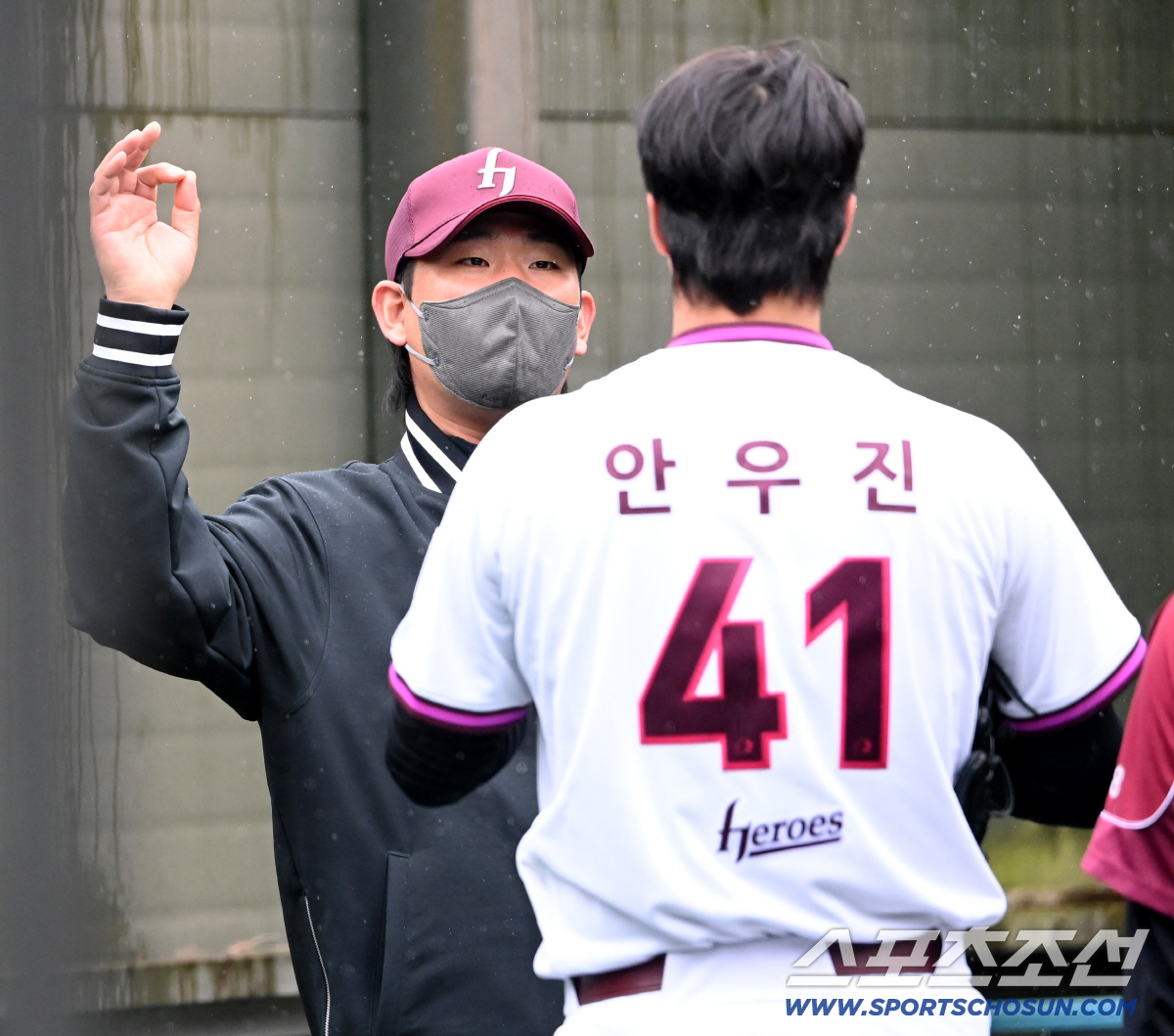 9일 고양히어로즈파크에서 열릴 예정이던 고양과 한화의 퓨쳐스리그 경기가 우천으로 취소됐다. 이날 경기 선발 등판 예정이던 안우진이 불펜피칭을 소화했다. 불펜투구를 마친 안우진이 정찬헌 코치와 이야기를 나누고 있다. 고양=허상욱 기자 wook@sportschosun.com/2026.04.09/