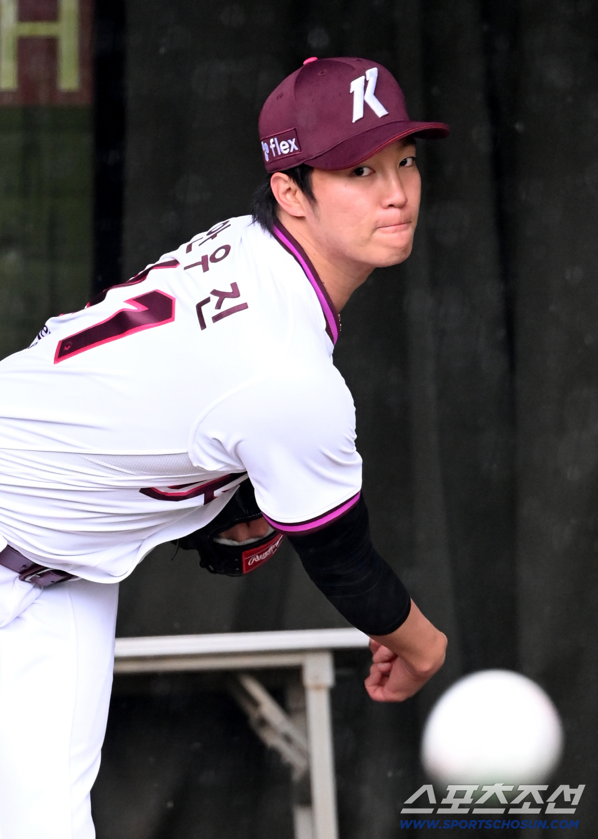 9일 고양히어로즈파크에서 열릴 예정이던 고양과 한화의 퓨쳐스리그 경기가 우천으로 취소됐다. 이날 경기 선발 등판 예정이던 안우진이 불펜피칭을 소화했다. 불펜에서 힘차게 공을 던지는 안우진의 모습. 고양=허상욱 기자 wook@sportschosun.com/2026.04.09/