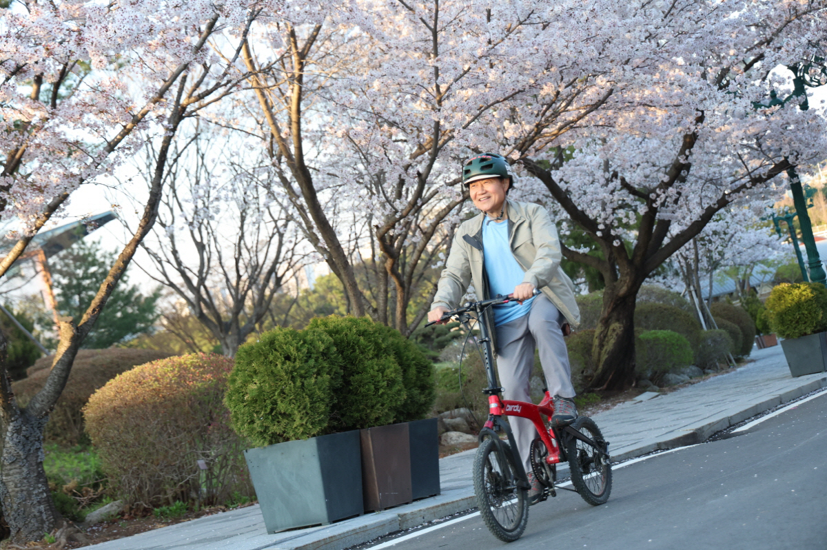 우희종 한국마사회장이 자전거를타고 퇴근하고 있다. 사진제공=한국마사회