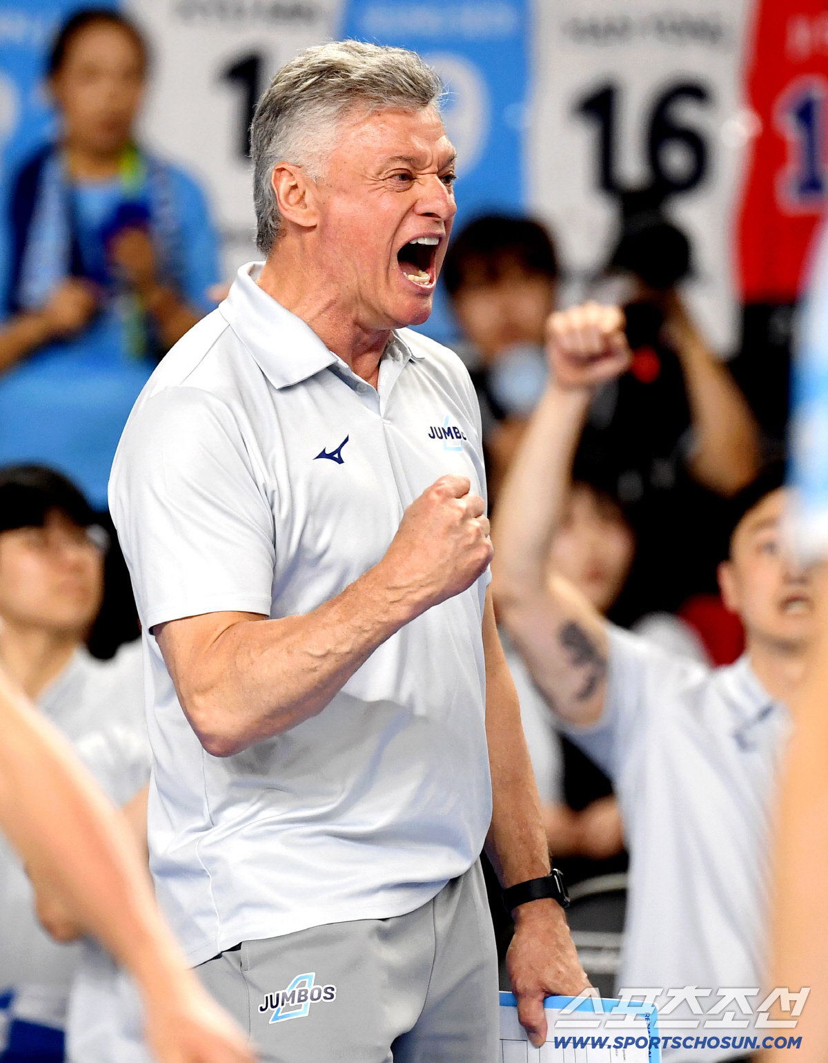 8일 천안 유관순체육관에서 열린 배구 V리그 남자부 챔피언결정전 4차전 현대캐피탈과 대한항공의 경기. 짜릿한 득점에 환호하는 대한항공 헤난 감독. 천안=송정헌 기자 songs@sportschosun.com/2026.04.08/